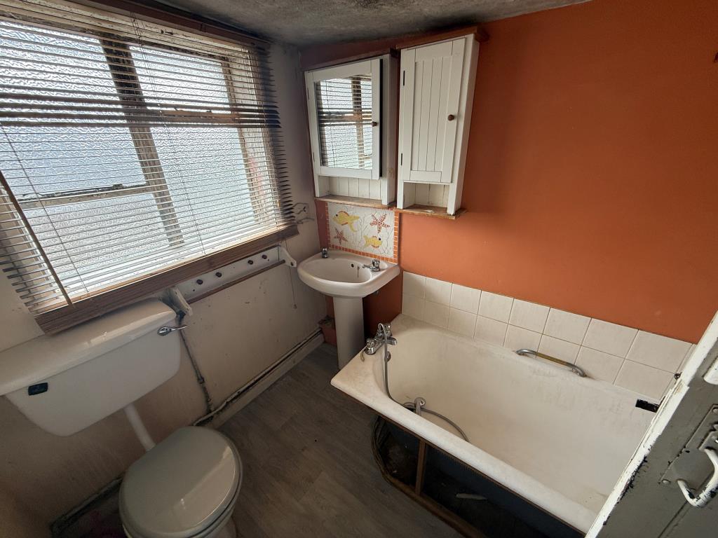 Lot: 98 - FREEHOLD CONVENIENCE STORE INVESTMENT AND VACANT SEVEN-BEDROOM HOUSE FOR REFURBISHMENT - Room